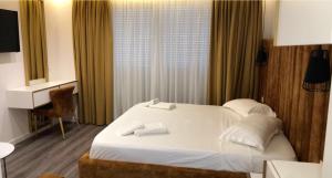 HOTEL BAR RESTORANT YLLI客房内的一张或多张床位