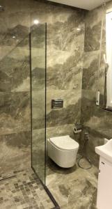 HOTEL BAR RESTORANT YLLI的一间浴室