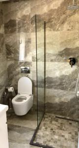 HOTEL BAR RESTORANT YLLI的一间浴室