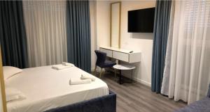 HOTEL BAR RESTORANT YLLI客房内的一张或多张床位