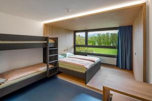 una camera con due letti a castello e una finestra di Rapperswil-Jona Youth Hostel a Rapperswil-Jona