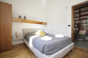 トリノにあるLa Grande Bellezzaのベッドルーム1室(枕2つ付)