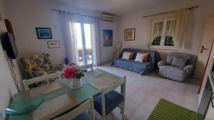a living room with a table and a couch at Oasis Apartments in Sutivan