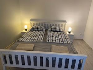 - un lit avec 2 oreillers dans une chambre dans l'établissement Apartament w malowniczej Sosnówce, à Sosnówka