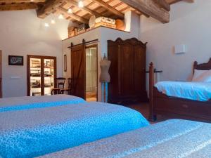 Postel nebo postele na pokoji v ubytování Mas Teixidor, Masia entre Girona y la Costa Brava