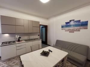 A kitchen or kitchenette at Casa Smeraldo
