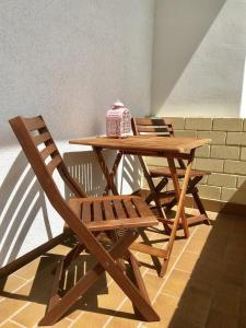 a wooden picnic table and a chair with a box of tissues at Ferienwohnung Dublin in Hannover