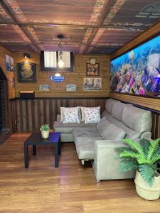 ベナルマデナにあるcasa espigaのソファとテーブルのあるリビングルーム +19枚の写真