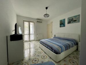 een slaapkamer met een bed en een televisie. bij Casa Di Nicola in Cetara
