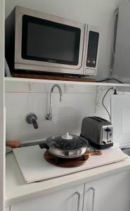 un microondas en la parte superior de una barra de cocina en Ascot Comfort en Perth