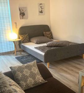 ein Zimmer mit 2 Betten und einem Sofa darin in der Unterkunft Ferienwohnung schöner Rheingau in Bad Schwalbach