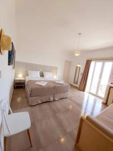- une chambre avec un grand lit dans l'établissement AGNADEMA Luxury Residences, à Schinoussa