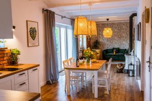 een keuken en eetkamer met een tafel en stoelen bij Dom w dolince in Iwaniska