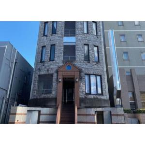 佐賀市にあるTAPSTAY HOTEL - Vacation STAY 35239vの正面にドアが付いた高いレンガ造りの建物