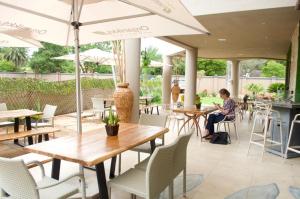 A restaurant or other place to eat at Masawara Urban Retreat