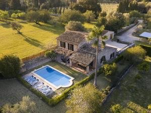 een luchtzicht op een huis met een zwembad bij VILLA CAN PERIC WITH POOL Quiet and spacious in Pollença