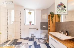 Et badeværelse på Apartments Unter Dem Schloß + 21 billeder