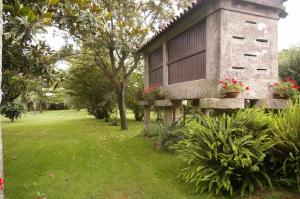 um edifício com flores ao lado em Vivienda tradicional con jardín y patio interior em Vilanova de Arousa