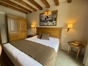 a bedroom with a bed and a lamp at AlMolo5 in Oliveto Lario
