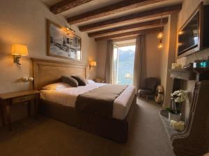 a hotel room with a bed and a tv at AlMolo5 in Oliveto Lario
