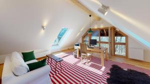 uma sala de estar com um sofá branco e uma secretária em Charmante Gästewohnung in altem Bauernhaus in alpiner Alleinlage em Stanz Im Murztal