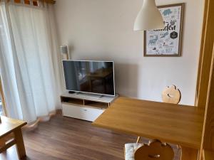 TV tai viihdekeskus majoituspaikassa Moderne Ferienwohnung in Laax - Modern apartment in Laax