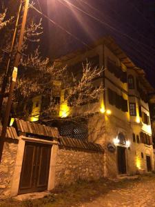 um edifício de pedra à noite com uma luz de rua em Paphlagonia Yoruk Muratoglu Konak em Saframbolu