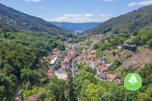 eine Luftansicht einer kleinen Stadt in den Hügeln in der Unterkunft Estúdio R&M - Gerês in Geres