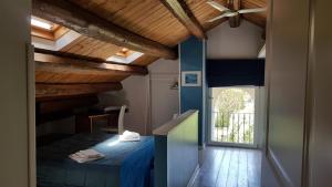 una camera con un letto blu e una finestra di Giunti Agriturismo & Camere a Melizzano