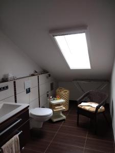 エーギングにあるHaus Kerstanの屋根裏のバスルーム(トイレ、天窓付)が備わります。