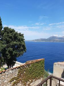 uma vista para o oceano a partir de uma parede de pedra em Casa Santa em Calvi