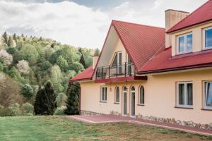 烏斯奇基的住宿－Daszówka Bieszczady，红色屋顶的房子