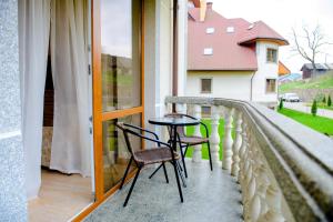 un tavolo e sedie sul balcone di una casa di DiAnna a Skhidnytsia