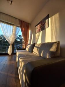 - une chambre avec 2 lits et une grande fenêtre dans l'établissement Apartman Kaćun - Divčibare, à Divčibare