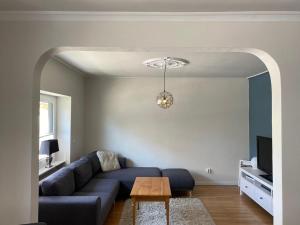 a living room with a blue couch and a table at Ferienwohnung SeeGlück Bostalsee in Nohfelden