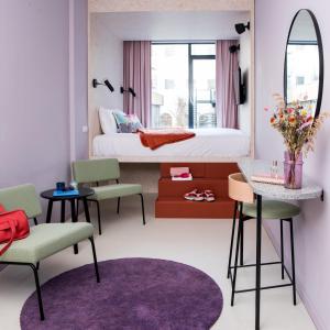 鹿特丹的住宿－Hotel Unplugged，卧室配有一张床和一张桌子及椅子