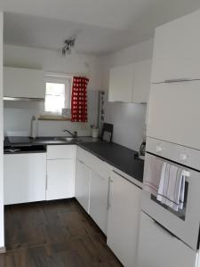 Virtuvė arba virtuvėlė apgyvendinimo įstaigoje Ferienwohnung-Apartement- Irger