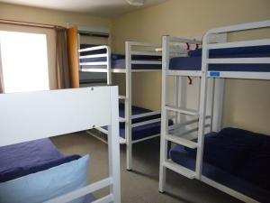 Dviaukštė lova arba lovos apgyvendinimo įstaigoje Port Charlotte Youth Hostel