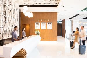 um grupo de pessoas em um lobby em Adagio Premium The Palm no Dubai mais 37 fotografias