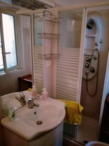 a bathroom with a sink and a shower at Villetta vicino al mare con posto auto privato in Pescara