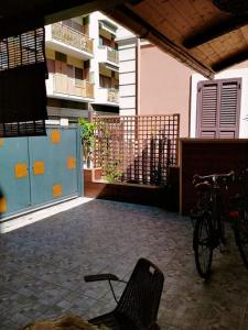 a bike parked on a patio in front of a building at Villetta vicino al mare con posto auto privato in Pescara