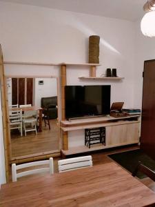sala de estar con TV grande y comedor en Villetta vicino al mare con posto auto privato en Pescara