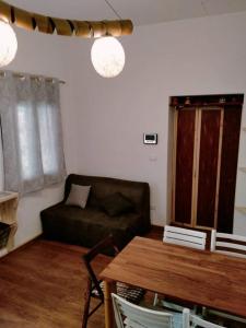 sala de estar con sofá y mesa en Villetta vicino al mare con posto auto privato en Pescara
