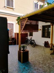 a house with a staircase and a bike in a courtyard at Villetta vicino al mare con posto auto privato in Pescara