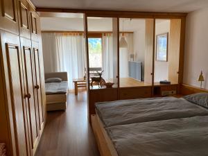 莱克斯Moderne Ferienwohnung in Laax - Modern apartment in Laax的卧室里有一张床和一台电视机