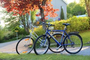 dwa rowery zaparkowane obok siebie na ulicy w obiekcie Casino Islands Getaway w mieście Savonlinna