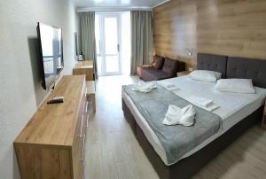 Postel nebo postele na pokoji v ubytování Aquapark Koblevo Hotel + 37 fotografií