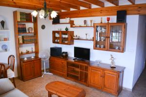 een woonkamer met een bureau en een tv. bij La terraza del palasiet in Villajoyosa