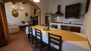 A kitchen or kitchenette at Casale sul Lago Trasimeno