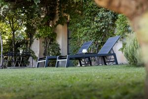 モントゥーにあるMas des Songesの草の中のテーブルに座る椅子